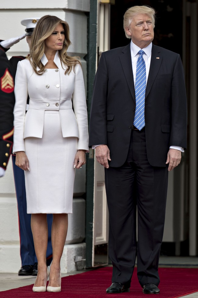 Pelajaran fashion yang sama diaplikasikan Melania Trump. Sama-sama memakai kerah tinggi pada bagian blazer dan juga potongan crop di bagian depan. Foto: Dok. Getty Images