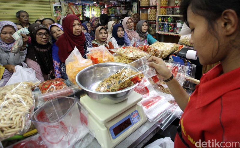 Toko Kue Kering Terus Diburu PembeliPembeli memadati Toko Kue Suka Hati yang menyediakan berbagai macam aneka kue yang berlokasi di Pasar Jatinegara, Jakarta, Senin (11/6/2018). Menjelang hari raya Idul Fitri, toko kue Suka Hati terus dipadati oleh pembeli. Grandyos Zafna/detikcom-. Kue yang dijual di pasar ini pun beragam, mulai dari nastar, putri salju, kastengel, hingga kue keju dengan kisaran harga Rp 150.000/kg hingga Rp 200.000/kg.