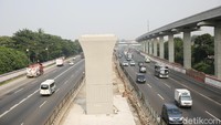 Terlihat beberapa kendaraan lalu lalang di jalan Tol Jakarta Cikampek.