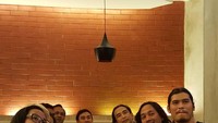 Meeting sekaligus makan malam bersama. Ini pose Virzha saat makan malam bersama teman-temannya. Foto: Instagram @virzhaofficial