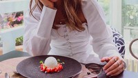 Sedang di Prancis, Ayla mengucapkan selamat sahur untuk lebih dari 233 ribu followers-nya di Instagram. Nampak ada satu scoop es krim dan potongan strawberry di hadapannya. Foto: Instagram ayladimitri