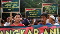 Massa yang tergabung dalam Forum Warga Jakarta (Forwaja) melakukan aksi demo di depan gedung KPK, Jakarta, Senin (11/6/2018).