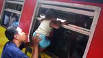Melihat Kembali Foto-foto Pilu Mudik Masa Lalu