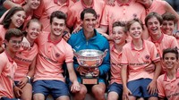 Suksesnya menjuarai Prancis Terbuka 2018 menambah koleksi titel Grand Slam Nadal menjadi 17. Nadal hanya terpaut tiga trofi dari peraih titel terbanyak Roger Federer (20). (Foto: Benoit Tessier/Reuters)