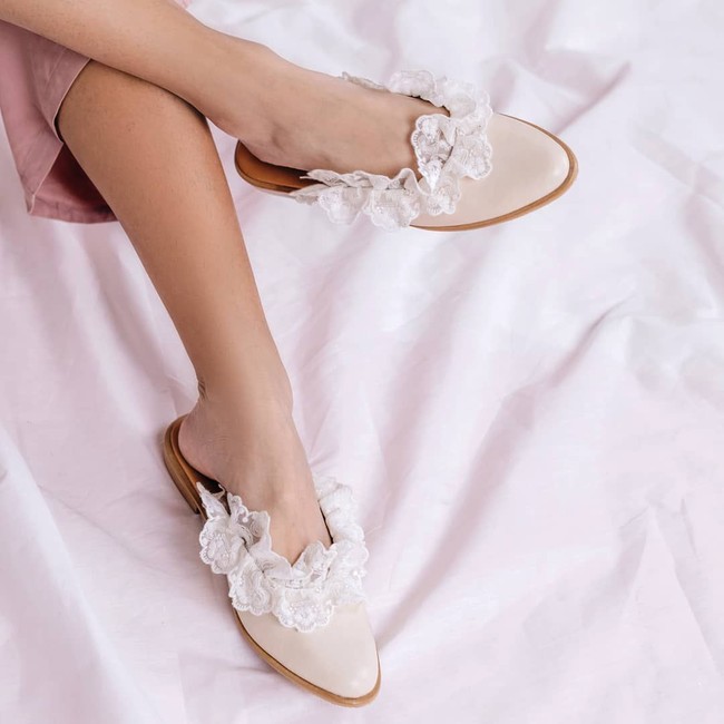 Brand lokal Chiel menawarkan sejumlah opsi sepatu Lebaran menarik. Seperti selop ONYA berikut yang tampil manis dan romantis dengan aksen renda putih. Foto: Instagram Chiel