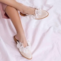 Brand lokal Chiel menawarkan sejumlah opsi sepatu Lebaran menarik. Seperti selop ONYA berikut yang tampil manis dan romantis dengan aksen renda putih. Foto: Instagram Chiel