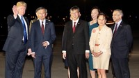 Trump berpose bersama Menteri Luar Negeri Singapura, Vivian Balakrishnan beserta rombongan lainnya. Ministry of Communications and Information, Singapore/Handout via Reuters.