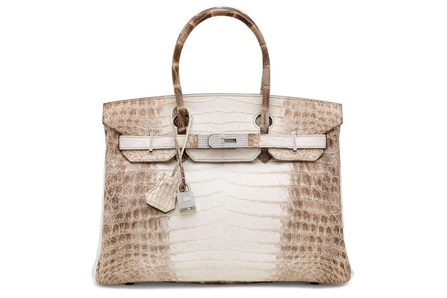 Brand mewah asal Prancis, Hermes, berada di urutan kelima pemegang kendali industri fashion dunia. Hermes dikenal dengan tas Birkin berharga ratusan juta rupiah hingga scarf mewah berbahan sutera. Dilaporkan bahwa penjualan produk-produk Hermes meningkat hingga 14 persen terutama di China. Tahun ini, Hermes mendulang keuntungan USD 1,35 miliar. Foto: Dok. Christies