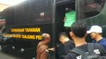 Pakai Rompi Hijau, Alfian Tanjung Dieksekusi ke LP Porong