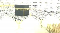 Kalau Paul Pogba, pemain Prancis ini melakukan ibadah Umroh ke Makkah sebelum bergabung dengan timnasnya. Beautiful place, begitu katanya dengan Kabah yang terlihat di belakangnya (paulpogba/Instagram)