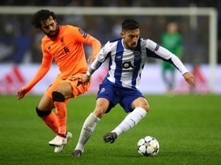 Menurut media Portugal Correio da Manha, Liverpool juga sedang mengincar full back Porto Alex Telles. Selain Liverpool, Chelsea juga disebut siap memenuhi klausul pelepasan Telles sebesar 35 juta pound sterling. (Foto: Julian Finney/Getty Images)