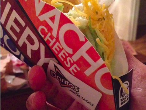 Makanan yang dibeli di salah satu resto yang buka 24 jam. 