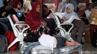Para penumpang didominasi oleh satu keluarga dengan bawaan barang yang cukup banyak seperti koper, tas besar, bahkan kardus oleh-oleh.