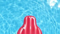 Selain berukuran besar, pool float bentuk es krim tangkai ini punya warna yang manis. Merah, putih, dan biru. Foto: Kathryn Wirsing