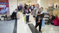 Terminal Pulo Gebang terus dipadati pemudik, hal tersebut menandai peningkatan jumlah pemudik tahun ini dibanding tahun 2017.