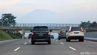 Walau tak sedikit jalan yang menanjak, traveler akan dimanjakan oleh panorama Gunung Merbabu di kejauhan (Randy/detikTravel)  