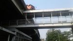 Penampakan Truk Sampah yang Hampir Terjun dari Tol di Jakut