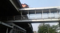 Di bawah truk tersebut ada jembatan penyeberangan orang (JPO) yang menghubungkan pejalan kaki ke halter TransJakarta. (Foto: Dok. TransJakarta)