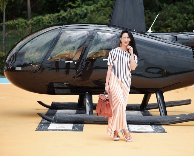 Ririn Ekawati yang sering dipuji awet muda oleh para penggemarnya tampil mewah saat berpose setelah turun dari helikopter. Dia tampak menenteng tas Hermes Kelly berwarna oranye yang harganya mencapai ratusan juta rupiah. Foto: Instagram/ririnekawati