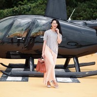 Ririn Ekawati yang sering dipuji awet muda oleh para penggemarnya tampil mewah saat berpose setelah turun dari helikopter. Dia tampak menenteng tas Hermes Kelly berwarna oranye yang harganya mencapai ratusan juta rupiah. Foto: Instagram/ririnekawati