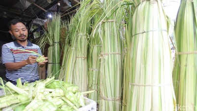 Jelang Lebaran, Pedagang Ketupat Mulai Diserbu Pembeli
