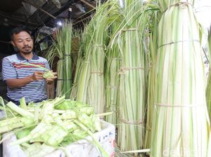Jelang Lebaran, Pedagang Ketupat Mulai Diserbu Pembeli