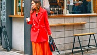 Ayla sepertinya juga doyan ngopi. Ini gayanya usai membeli kopi untuk dibawa buatan About Life Coffee Brewers di Jepang. Foto: Instagram ayladimitri