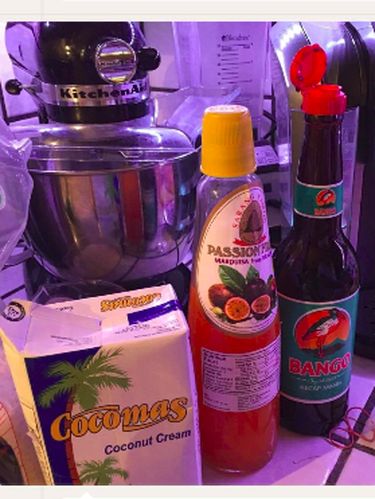 Sesekali masak, bahannya sebagian bawa dari Indonesia.