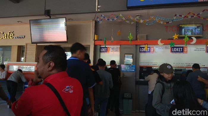 Antrean tiket kereta/Foto: Hilda Meilisa Rinanda Antrean tiket kereta/Foto: Hilda Meilisa Rinanda