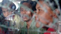 Jendela yang retak seakan-akan tidak mengganggu kegembiraan para pemudik untuk segera tiba di kampung halaman.