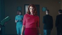Taylor Swift tampak memesona dengan pakaian merahnya. Foto: Youtube