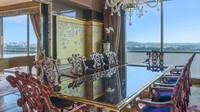 Tidak tanggung-tanggung, tersedia juga ruang makan malam berkapasitas 12 orang. Kokinya pun dapat dipanggil langsung untuk memasak di Presidential Suites (St Regis Singapore)