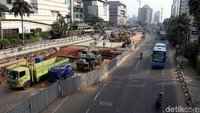 Hanya bus TransJakarta dan para driver ojek online yang hilir mudik.