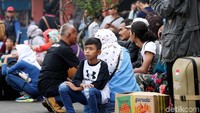 Jumlah pemudik yang menggunakan Terminal Kampung Rambutan, Jakarta Timur terus meningkat. Hingga H-6 lebaran pemudik sudah mencapai 28.703 orang.