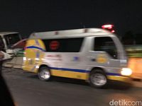 Ada Bus Tabrak Pembatas Jalan di KM 23 Tol JORR