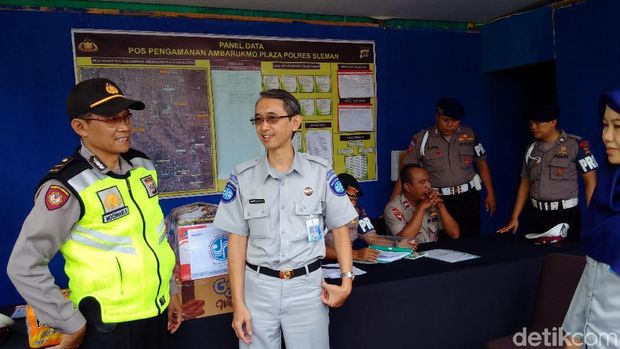 Petugas di Pos Pam Amplaz, Jalan Laksda Adisudjipto Sleman.
