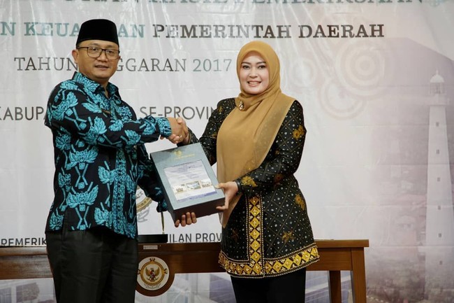 Irna Dimyati sering tampil dengan warna hijab yang cerah yang membuat tampilannya jadi segar. Warna cerah juga cocok dengan kulit wajahnya yang putih. Foto: Instagram/Irnadimyati