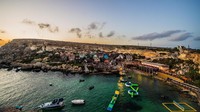 Tokoh Popeye yang perkasa setelah makan bayam, dibuat film layar lebar oleh Robert Altman tahun 1980. Robert pun menciptakan lokasi syuting sedemikian mirip di Malta. (popeyemalta.com)