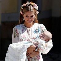 Dress floral yang dikenakannya datang dari desainer Giambattista. Harga dress-nya itu sekitar US$ 2,300 atau sekitar Rp 32 jutaan. Foto: Getty Images