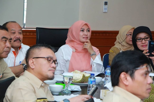 Memakai hijab segi empat berwarna cerah seperti peach, dipadukan dengan kemeja berwarna putih membuat tampilan Irna Dimyati terlihat cerah dan muda. Foto: Instagram/Irnadimyati