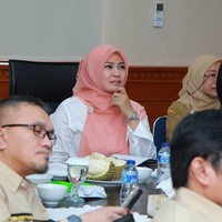 Memakai hijab segi empat berwarna cerah seperti peach, dipadukan dengan kemeja berwarna putih membuat tampilan Irna Dimyati terlihat cerah dan muda. Foto: Instagram/Irnadimyati