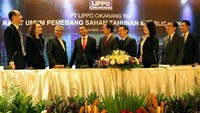 Hong Kah Jin (kiri) – Direktur, Lora Oktaviani (dua dari kiri) – Direktur, Didik Junaedi Rachbini (tiga dari kiri) – Komisaris Independen, Ali Said (empat dari kiri) – Komisaris Independen, Sie Subiyanto (lima dari kiri) – Presiden Direktur, Ju Kian Salim (enam dari kiri) – Direktur, Juvantia (tujuh dari kiri) – Direktur Independen, Sony (delapan dari kiri) – Direktur Independen, dan Alexander Yasa (sembilan dari kiri) – Direktur, hadir saat umumkan hasil RUPST, di Jakarta.