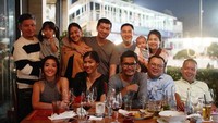 Ternyata gini nih keseruan keluarga Gading Martin bersama kerabatnya saat Christmast Dinner. Foto: Instagram @gadiiing