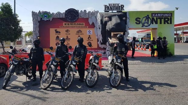 Tim URC Black Panther di depan kampung super hero