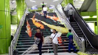 Pantauan detikcom, di Stasiun Gambir, Jakarta Pusat, Senin (11/6/2018), penumpang terus berlalu lalang. Banyak juga penumpang yang menunggu kedatangan kereta api menuju kampung halamannya masing-masing di stasiun.