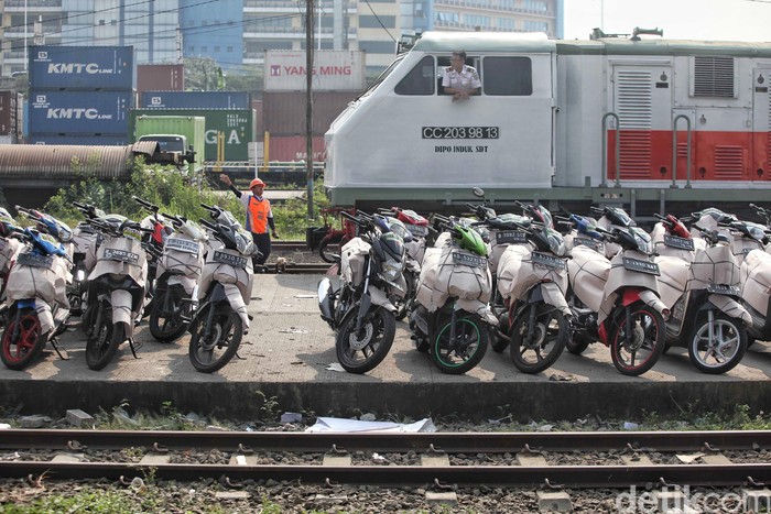 Program mudik gratis motor yang digagas oleh Kemhub diminati warga. Pengiriman motor gratis dengan kereta api ini melayani ke beberapa daerah di Pulau Jawa.