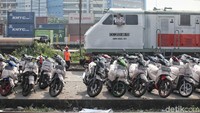 Program mudik motor ini menjadi pilihan yang tepat bagi pemudik yang tidak ingin menempuh perjalanan yang jauh dengan mengendarai motor. Para pemudik cukup mendaftarkan diri kepada petugas yang bersiaga di stasiun kereta api untuk mengikuti program mudik motor gratis ini.