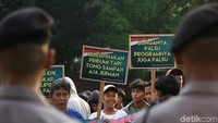 Aksi tersebut mendapat pengawalan ketat dari personel kepolisian.