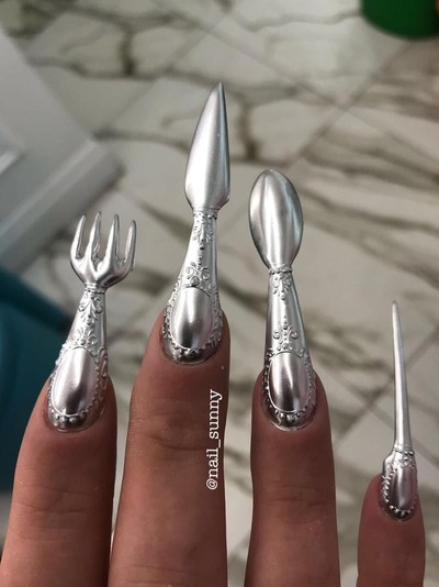 Kuku berbentuk garpu dan sendok Foto: Instagram (Nail Sunny) Kuku berbentuk garpu dan sendok Foto: Instagram (Nail Sunny)