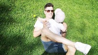 Ujung tombak timnas Polandia, Robert Lewandowski menghabiskan waktu liburnya sebelum ke Piala Dunia 2018 bersama keluarga tercinta (_rl9/Instagram)